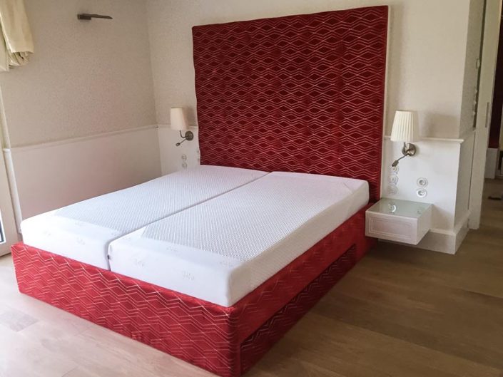rot Tapeziertes Bett mit Wandverkleidung