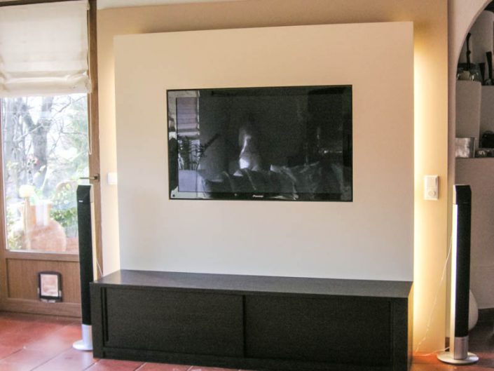 helle Wohnwand mit flächenbündigen TV